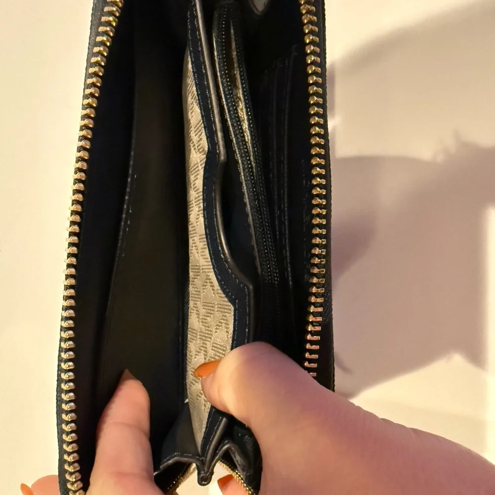 Michael Kors Jet Set Travel Continental Wallet - Picture 11 of 12